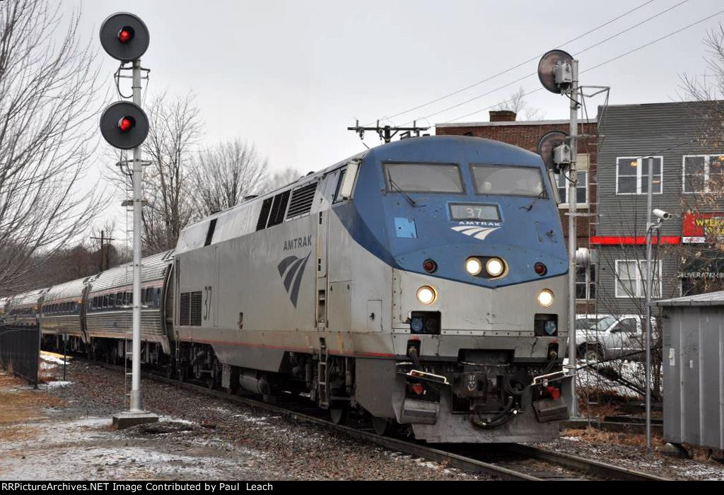 Eastbound "Downeaster" comes into the station